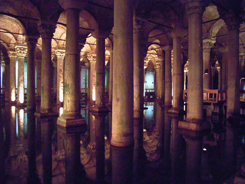 Cisterna de Justiniano o Yerebatan, columnas bajo el agua