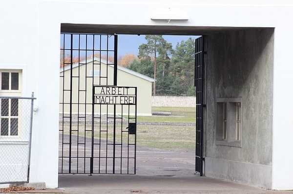 Entrada-campo-concentración-Sachsenhausen