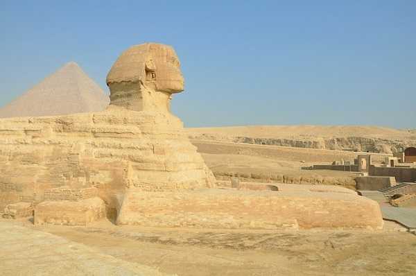 La Esfinge cerca de las pirámides de Egipto