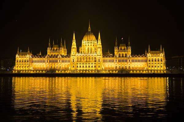 Parlamento hungaro en Budapest de noche