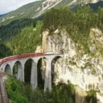 Ferrocarril rético en los Alpes suizos