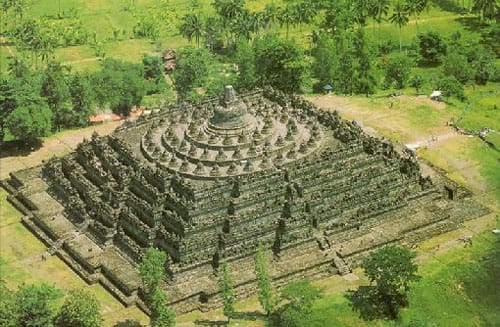 Borobudur, el templo budista mas grande del mundo Borobudur, el templo budista mas grande del mundo