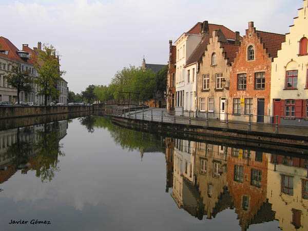 canal en brujas reflejos