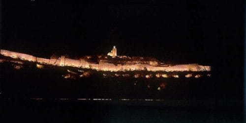 Castillo de Veliko Turnovo de noche