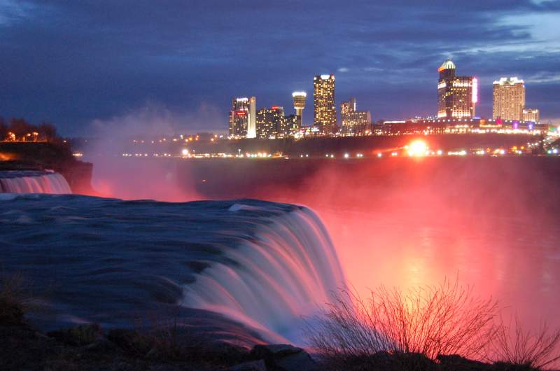 Las Cataratas del Niagara, al anochecer