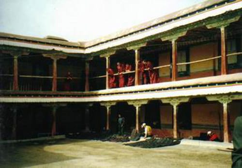 Interior monasterio Deprung en Tibet