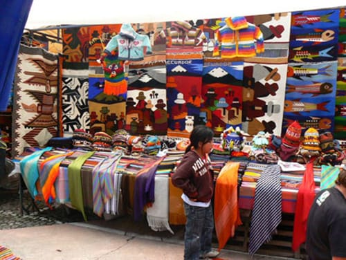 El mercado de artesanías de Otavalo, en Ecuador