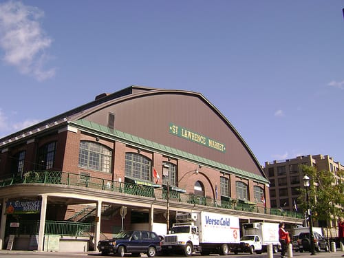 De paseo por el Mercado St. Lawrence, en Toronto De paseo por el Mercado St. Lawrence, en Toronto