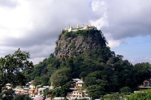 El Monte Popa y el monasterio colgado de las rocas, en Birmania