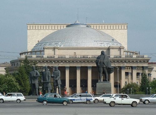 Opera de Novosibirsk en la plaza de Lenin