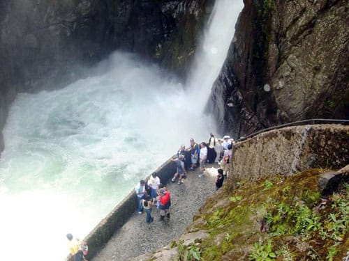 Cascada del Pailon del Diablo en Ecuador